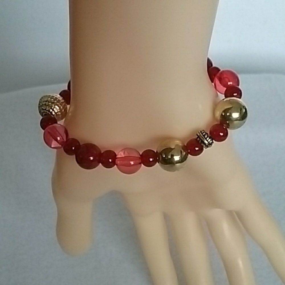 Red and gold beaded stretch bracelet - Picture 2 of 3